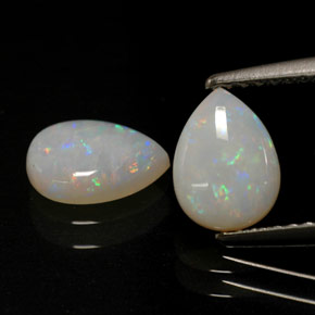 カラットの天然マルチカラーオパール（8.1×6 mm・透明）