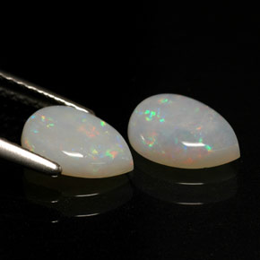カラットの天然マルチカラーオパール（8.1×6 mm・透明）