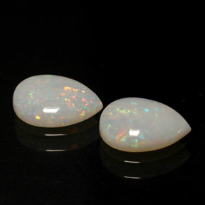 カラットの天然マルチカラーオパール（8.1×6 mm・透明）