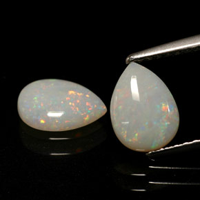 カラットの天然マルチカラーオパール（8.1×6 mm・透明）