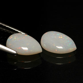 カラットの天然マルチカラーオパール（8.1×6 mm・透明）