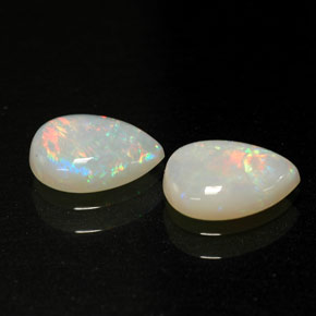 カラットの天然マルチカラーオパール（8.1×5.8 mm・透明）