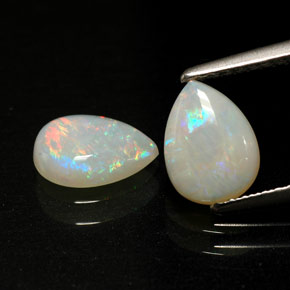 カラットの天然マルチカラーオパール（8.1×5.8 mm・透明）