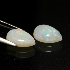 カラットの天然マルチカラーオパール（8.1×5.8 mm・透明）