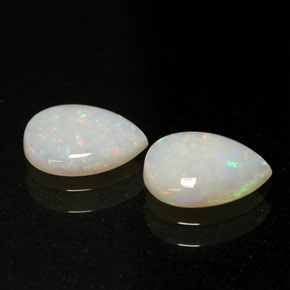 カラットの天然マルチカラーオパール（8.2×6 mm・透明）