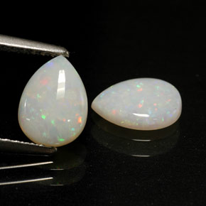 カラットの天然マルチカラーオパール（8.2×6 mm・透明）