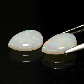カラットの天然マルチカラーオパール（8.2×6 mm・透明）