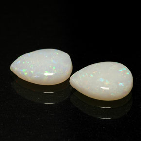 カラットの天然マルチカラーオパール（8.2×6.1 mm・透明）