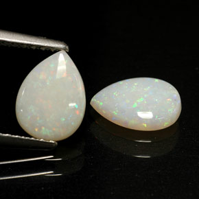 カラットの天然マルチカラーオパール（8.2×6.1 mm・透明）