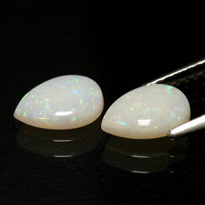 カラットの天然マルチカラーオパール（8.2×6.1 mm・透明）