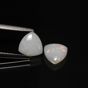 カラットの天然マルチカラーオパール（7×6.8 mm・透明）