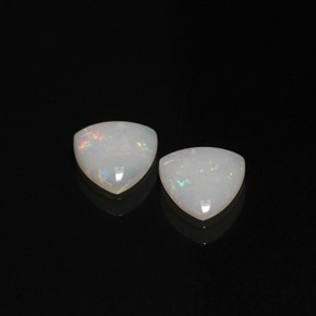 カラットの天然マルチカラーオパール（7×6.8 mm・透明）