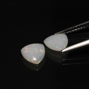 カラットの天然マルチカラーオパール（7×6.8 mm・透明）
