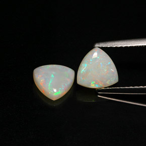 カラットの天然マルチカラーオパール（7.1×7 mm・透明）