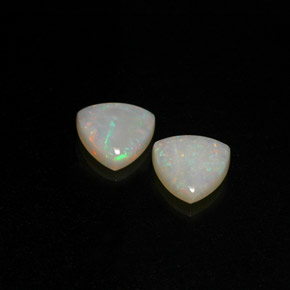 カラットの天然マルチカラーオパール（7.1×7 mm・透明）