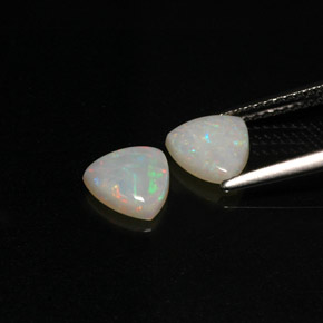 カラットの天然マルチカラーオパール（7.1×7 mm・透明）