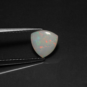 0.45カラットの天然マルチカラーオパール（7.1×7 mm・透明）