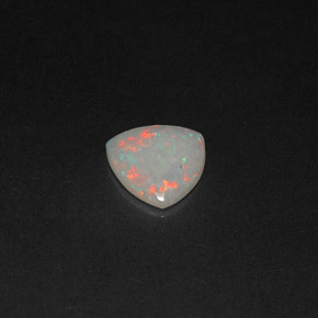 0.45カラットの天然マルチカラーオパール（7.1×7 mm・透明）