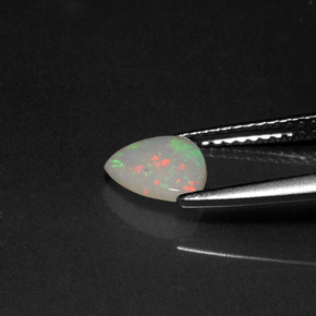 0.45カラットの天然マルチカラーオパール（7.1×7 mm・透明）