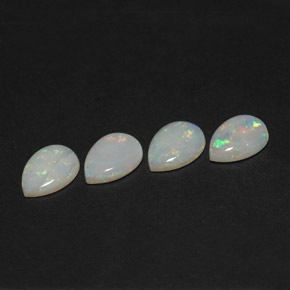 カラットの天然マルチカラーオパール（8.2×5.9 mm・透明）