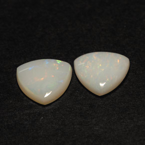 カラットの天然マルチカラーオパール（7.1×7 mm・透明）