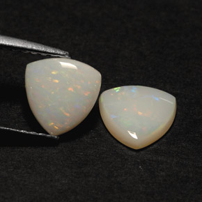 カラットの天然マルチカラーオパール（7.1×7 mm・透明）