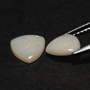 カラットの天然マルチカラーオパール（7.1×7 mm・透明）