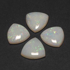 カラットの天然マルチカラーオパール（6.9×6.8 mm・透明）