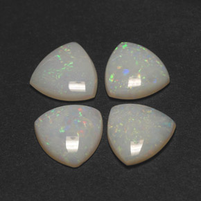 カラットの天然マルチカラーオパール（6.9×6.8 mm・透明）