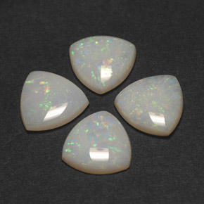 カラットの天然マルチカラーオパール（6.9×6.8 mm・透明）