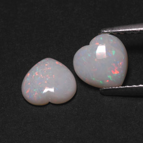 カラットの天然マルチカラーオパール（7.1×7 mm・ハート型）
