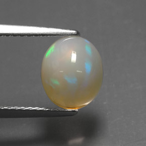 2.07カラットの天然マルチカラーオパール（8.9×7.5 mm・透明）