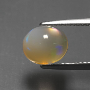 2.07カラットの天然マルチカラーオパール（8.9×7.5 mm・透明）