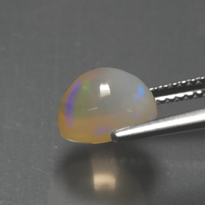 2.07カラットの天然マルチカラーオパール（8.9×7.5 mm・透明）
