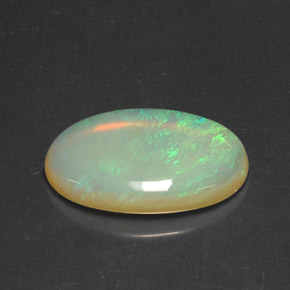 5.49カラットの天然マルチカラーオパール（18.7×10.8 mm・透明）