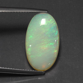 5.49カラットの天然マルチカラーオパール（18.7×10.8 mm・透明）
