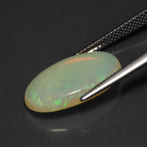 5.49カラットの天然マルチカラーオパール（18.7×10.8 mm・透明）