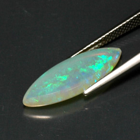 3.53カラットの天然マルチカラーオパール（21.7×8.6 mm・透明）