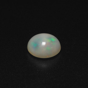 0.94カラットの天然マルチカラーオパール（7.5×6.3 mm・透明）