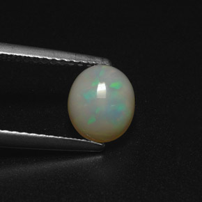 0.94カラットの天然マルチカラーオパール（7.5×6.3 mm・透明）