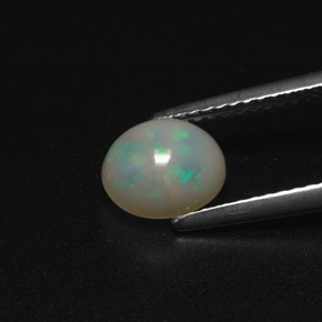 0.94カラットの天然マルチカラーオパール（7.5×6.3 mm・透明）