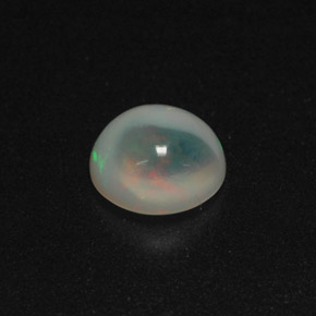 0.72カラットの天然マルチカラーオパール（6.5×6.1 mm・透明）