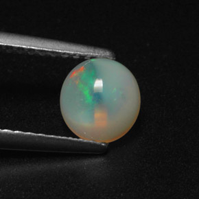 0.72カラットの天然マルチカラーオパール（6.5×6.1 mm・透明）