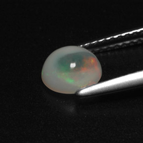 0.72カラットの天然マルチカラーオパール（6.5×6.1 mm・透明）