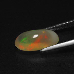 2.78カラットの天然マルチカラーオパール（13.6×7.7 mm・オーバルカット）