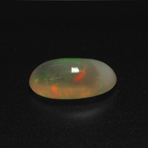 2.78カラットの天然マルチカラーオパール（13.6×7.7 mm・オーバルカット）