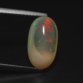 2.78カラットの天然マルチカラーオパール（13.6×7.7 mm・オーバルカット）