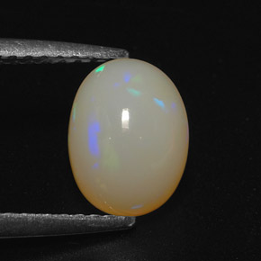 1.22カラットの天然マルチカラーオパール（8.6×6.5 mm・オーバルカット）