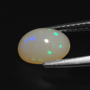 1.22カラットの天然マルチカラーオパール（8.6×6.5 mm・オーバルカット）