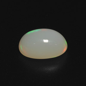 1.05カラットの天然マルチカラーオパール（8.4×5.9 mm・透明）